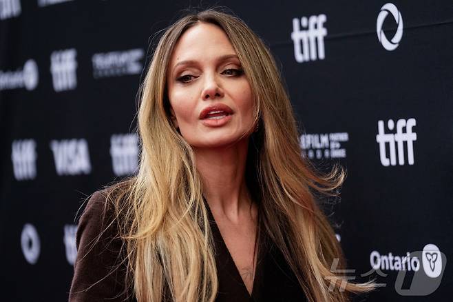 할리우드 배우 안젤리나 졸리가 7일(현지시간) 토론토 국제영화제(TIFF)에서 영화 '쿠튀르' 프리미어행사에 참석해 기념 사진을 촬영하고 있다. 2025.9.7 ⓒ 로이터=뉴스1 ⓒ News1 강민경 기자