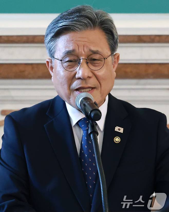 허민 국가유산청장이 8일 서울 중구 덕수궁 석조전에서 취임 언론간담회를 열고 새 정부에서 중심적으로 추진할 국가유산 정책 과제를 발표하고 있다. 2025.9.8/뉴스1 ⓒ News1 권현진 기자