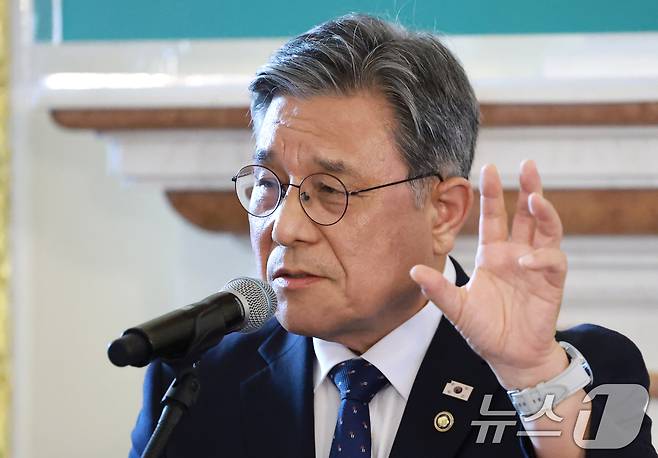 허민 국가유산청장이 8일 서울 중구 덕수궁 석조전에서 취임 언론간담회를 열고 새 정부에서 중심적으로 추진할 국가유산 정책 과제를 발표하고 있다. 2025.9.8/뉴스1 ⓒ News1 권현진 기자