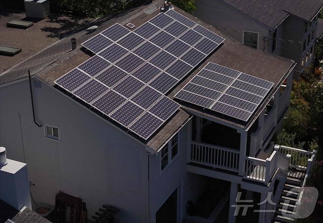 올해 6월 3일(현지시간) 미 캘리포니아주 산 라파엘의 한 주택 지붕에 태양광 패널이 설치되어 있는 모습. ⓒ AFP=뉴스1 ⓒ News1 류정민 특파원
