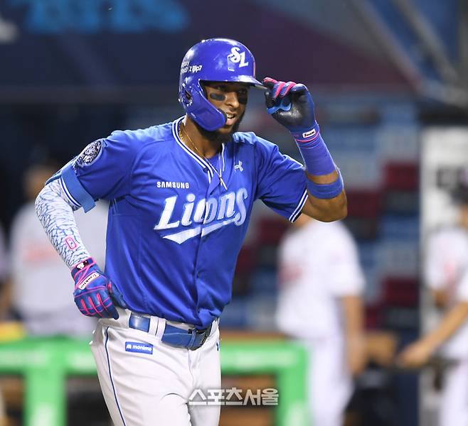 삼성 디아즈가 26일 서울 잠실구장에서 열린 2025 KBO리그 두산과 경기 7회초 1사1루 우중월 홈런을 날린 후 더그아웃으로 들어오고 있다. 잠실 | 최승섭기자 thunder@sportsseoul.com