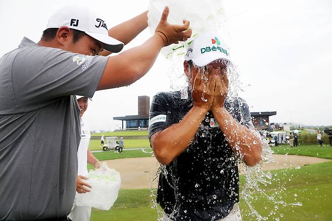 문도엽이 7일 전남 영암 골프존카운티 영암45 카일필립스 코스에서 열린 KPGA 투어 파운더스컵 최종 라운드에서 우승한 후 축하 물세레를 받고 있다. 사진 | KPGA