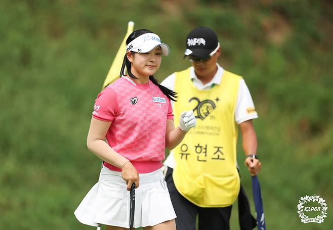 유현조가 7일 블랙스톤 이천GC에서 열린 KLPGA투어 메이저대회 KB금융 스타챔피언십 최종라운드에서 버디를 낚은 뒤 홀 아웃하고 있다. 사진 | KLPGA