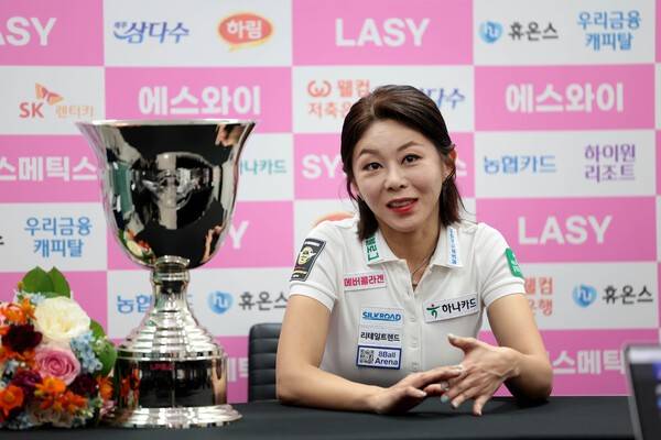 7일 경기도 고양시 고양 킨텍스 PBA 스타디움에서 열린 2025-26시즌 4차투어 'SY 베리테옴므 PBA-LPBA 챔피언십' LPBA 결승서 스롱 피이비를 꺾고 우승을 차지한 김가영이 기뻐하고 있다. /사진=PBA