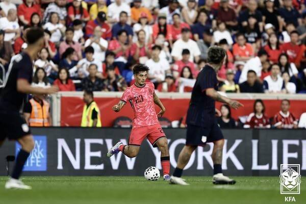 7일(한국시간) 미국 뉴저지에 위치한 포츠 일러스트레이티드 스타디움에서 치러진 미국과의 A매치 친선경기에서 한국의 옌스 카스트로프가 패스를 시도하고 있다./사진=대한축구협회