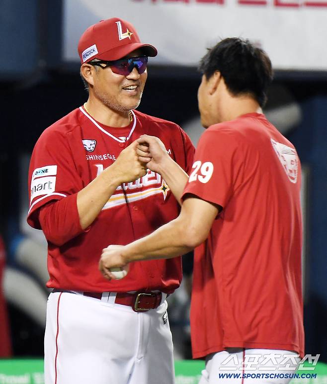 7일 서울 잠실구장에서 열린 SSG-LG전. SSG가 7대3으로 승리했다. 이숭용 감독이 2000K 대기록을 달성한 김광현을 맞이하고 있다.  잠실=정재근 기자 cjg@sportschosun.com/2025.9.7/