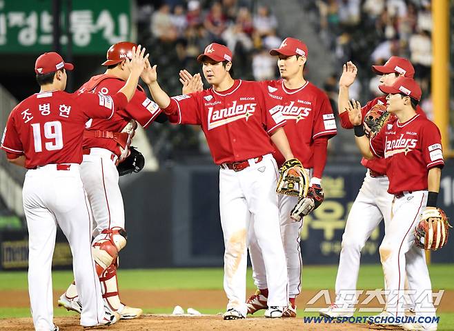 7일 서울 잠실구장에서 열린 SSG-LG전. SSG가 7대3으로 승리했다. 선수들이 하이파이브하고 있다.  잠실=정재근 기자 cjg@sportschosun.com/2025.9.7/
