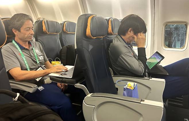 '미국전 완승' 홍명보호, 전세기로 내슈빌 이동…멕시코전 대비

  (서울=연합뉴스) 7일(한국시간) 미국과의 평가전 마치고 전세기 편으로 내슈빌로 이동하며 경기 분석하는 홍명보 감독(앞)과 주앙 아로수 코치. 2025.9.7 [대한축구협회 제공. 재판매 및 DB 금지]