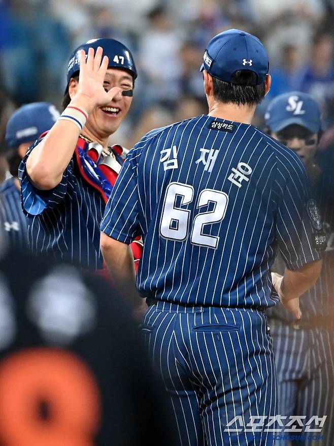 7일 대구 삼성라이온즈파크에서 열린 한화와 삼성의 경기, 삼성이 4대3으로 승리했다. 9회초 2사 만루 위기를 막아내며 경기를 끝낸 김재윤-강민호 배터리가 기쁨을 나누고 있다. 대구=허상욱 기자wook@sportschosun.com/2025.09.07/