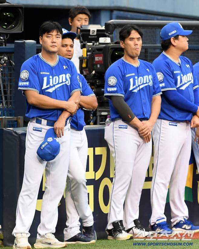 28일 잠실구장에서 열린 두산 베어스와 삼성 라이온즈의 경기 시작 전 오승환 은퇴 투어 행사가 진행됐다. 삼성 김태훈, 김재윤이 오승환을 바라보고 있다. 잠실=박재만 기자 pjm@sportschosun.com/2025.08.28/