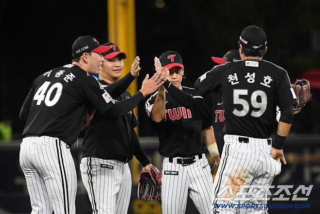 22일 광주 기아챔피언스필드에서 열린 KIA 타이거즈와 LG 트윈스의 경기. 승리한 LG 선수들이 기뻐하고 있다. 광주=박재만 기자 pjm@sportschosun.com/2025.08.22/