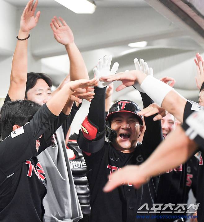 22일 광주 기아챔피언스필드에서 열린 KIA 타이거즈와 LG 트윈스의 경기. 5회초 LG 오지환이 솔로포를 날린 뒤 환호하고 있다. 광주=박재만 기자 pjm@sportschosun.com/2025.08.22/