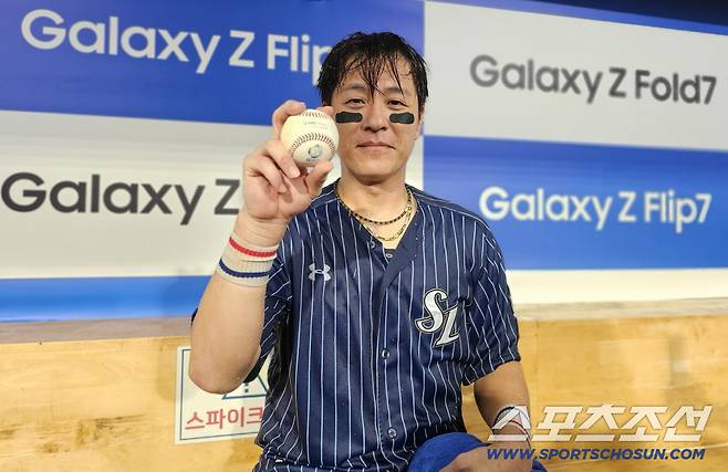 통산 350호 기념구와 함께 인터뷰에 응한 강민호. 대구=스포츠조선 정현석 기자 hschung@sportschosun.com