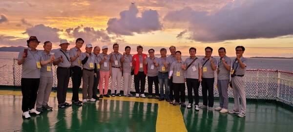 서울시파크골프협회와 한국환경체육청소년연맹이 선상에서 업무협약을 체결하고 있다.
