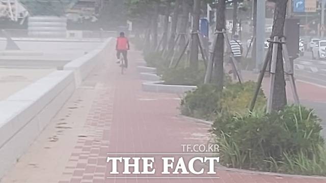 지난 4일 포항 송도해수욕장에 약간 강한 바람이 불었으나 극심한 흙먼지 황사현상이 발생했다. '양빈공사에서 불량 모래를 사용한 것 아니냐'는 의혹이 제기되고 있다./ 박진홍 기자