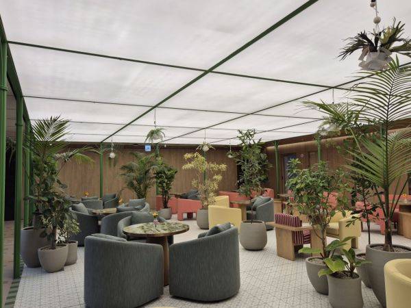 '올리브영N성수' 4층에 위치한 라운지 모습. 푸릇푸릇힌 식물들이 생기를 더하고 있다. 이민지 기자.