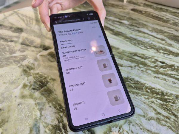 주문은 큐알코드를 인증해 휴대폰으로 하면 된다. 디저트와 음료는 1인당 각각 하나씩 시킬 수 있다. 이민지 기자.