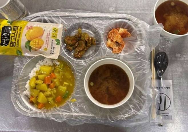 강릉시 지역 내 사회복지시설에서 가뭄 극복을 위해 일회용 식판용 비닐 커버를 사용하고 있다. 강릉시