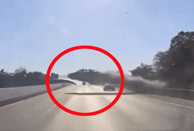 미국 뉴욕주 롱아일랜드의 고속도로에서 차량 한 대가 공중으로 솟구쳐 6개 차선을 가로지르는 사고가 발생했다. 엑스 캡처