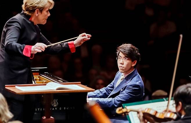 올해 반 클라이번 콩쿠르 우승자인 홍콩 출신 피아니스트 아리스토 샴이 결선에서 협연하는 모습. 그는 하버드대와 뉴잉글랜드 음악원에서 ‘복수 학위’ 과정을 밟았다./반 클라이번 콩쿠르 페이스북