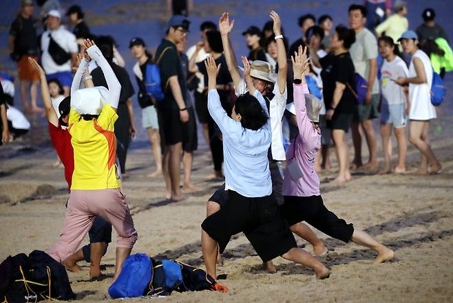 6일 오후 충남 보령 대천해수욕장에서 열린 ‘보령 해변 맨발 걷기 축제’에서 참가자들이 걷기 출발에 앞서 가볍게 스트레칭을 하며 몸을 풀고 있다. /신현종 기자