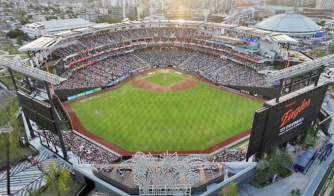 2025년 7월 대전 한화생명 볼파크에서 열린 ‘2025 신한 SOL뱅크 KBO 올스타전’에서 야구팬들이 열정적인 응원을 펼치고 있다. KBO는 12일 "대전 한화생명 볼파크에서 열리는 2025 신한 SOL뱅크 KBO 올스타전에 입장권이 매진됐다"고 발표했다. 이로써 프로야구 올스타전은 2022년부터 4년 연속 올스타전 매진을 기록하게 됐다. 2025.7.12/뉴스1
