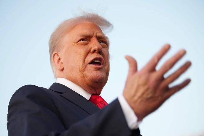 도널드 트럼프 미국 대통령이 7일 메릴랜드주 앤드루스 합동기지에서 에어포스원에서 내려 기자들과 대화하고 있다. /AFP 연합뉴스