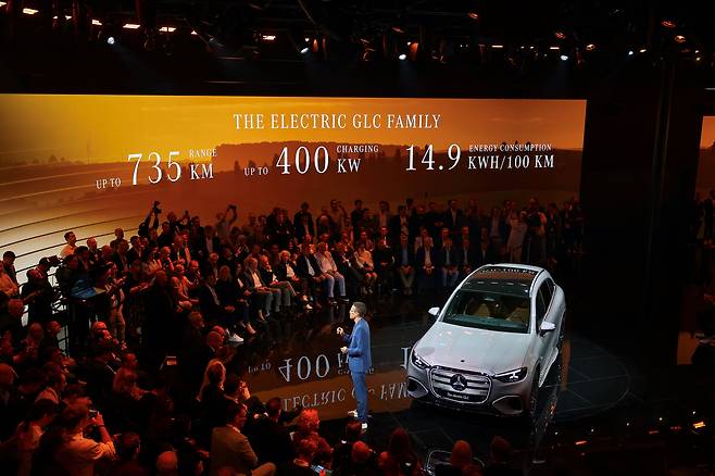 IAA 개막 하루 전인 7일 벤츠가 순수 전기차로 탈바꿈해 만든 중형 SUV 'GLC'를 소개하고 있다. /연합뉴스