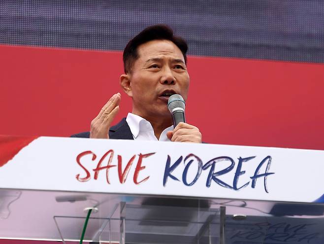 손현보 부산 세계로교회 목사가 3월 1일 서울 여의도 여의대로에서 열린 '세이브코리아 3·1절 국가비상기도회'에서 발언을 하고 있다./ 뉴시스