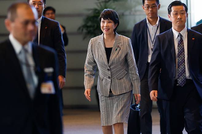 다카이치 사나에 일본 경제안보담당상이 2023년 9월 13일 일본 도쿄 총리 관저에서 내각 개편식 중 산책하고 있다. /연합뉴스