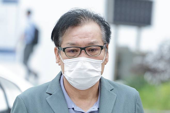 김건희 여사와 친분을 이용해 각종 청탁을 받은 의혹이 제기된 건진법사 전성배 씨가 지난달 21일 서울 종로구에 마련된 김건희 특검 사무실로 향하고 있다. /뉴스1