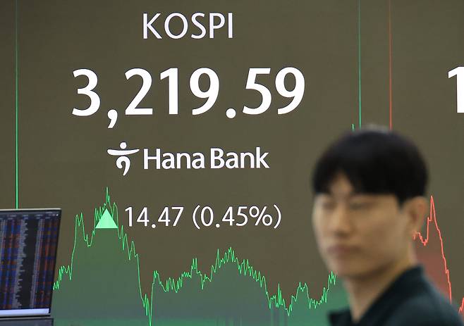 8일 서울 중구 하나은행 본점에서 직원들이 증시와 환율을 모니터하고 있다./ 연합뉴스