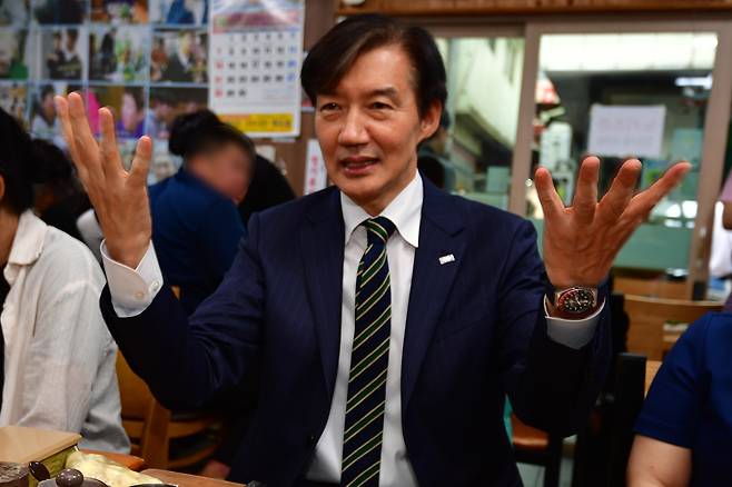 조국 조국혁신당 혁신정책연구원장이 지난 2일 오후 경북 포항시 죽도시장에 있는 한 식당에서 지지자들과 얘기를 나누고 있다. /뉴스1