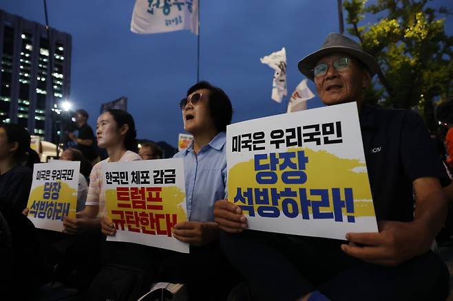 촛불행동, 한국대학생진보연합, 국민주권당 등 관계자들이 8일 서울 종로구 대한민국역사박물관 앞에서 우리 국민 체포 감금한 트럼프 규탄 및 석방 촉구대회를 하고 있다.    지난 4일(현지시간) 미국 이민세관단속국(ICE)은 조지아주 서배너에 위치한 현대차그룹-LG에너지솔루션 합작 배터리 공장 건설 현장에서 불법 체류자 단속을 벌여 한국인 근로자 300여 명을 체포·구금했다. /연합뉴스