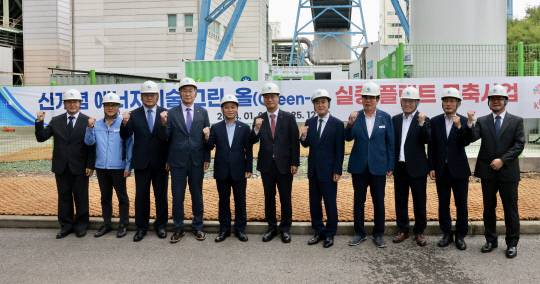 한국중부발전 보령발전본부에서 열린 '그린올 신에너지 기술 실증' 시연회에서 참석자들이 기념촬영을 하고 있다. 충남도 제공.
