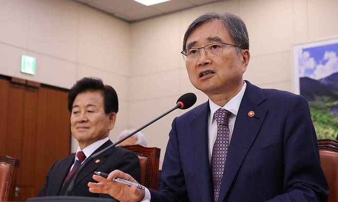 조현 외교부 장관이 8일 서울 여의도 국회에서 열린 외교통일위원회 현안 질의에 출석해 미 조지아 한국업체에 대한 미국 이민 단속 당국의 불법체류·고용 단속과 관련한 의원 질문에 답하고 있다. 연합뉴스