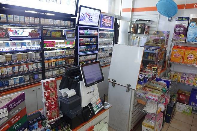 편의점 계산대가 근로자 없이 비어 있다.ⓒ뉴시스