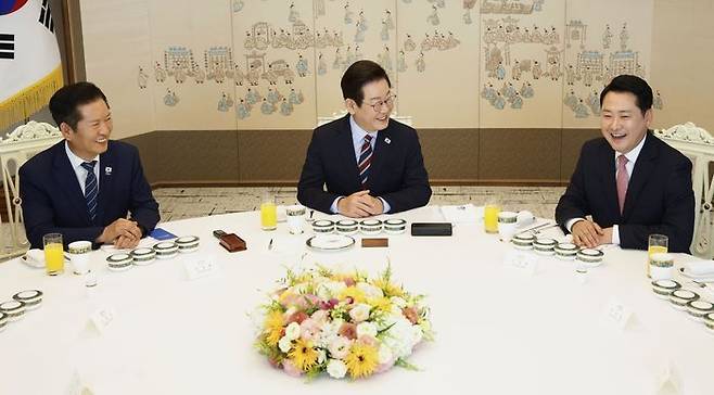 이재명 대통령이 8일 서울 용산 대통령실 청사에서 열린 여야 지도부 오찬 회동에서 정청래 더불어민주당 대표, 장동혁 국민의힘 대표와 대화하고 있다. ⓒ뉴시스
