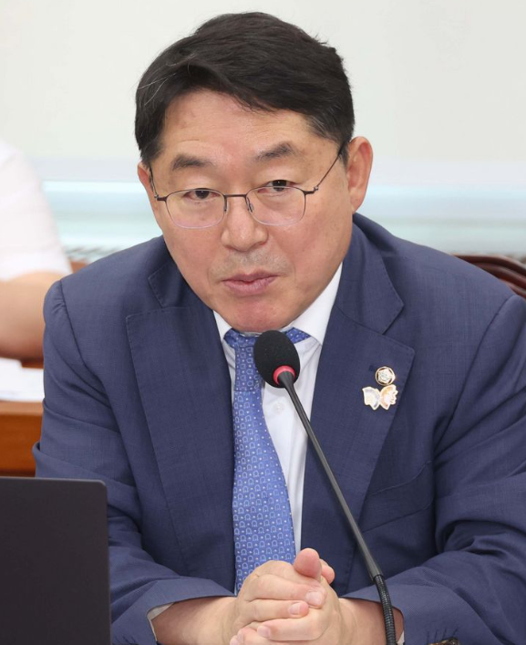 박희승 더불어민주당 의원이 지난달 25일 오후 국회에서 열린 국방위원회 전체회의에서 발언을 하고 있다. ⓒ뉴시스