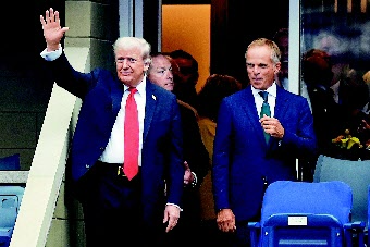 도널드 트럼프 미국 대통령(왼쪽)과 장 프레드릭 뒤푸르 롤렉스 최고경영자(CEO)가 7일(현지 시간) 뉴욕 퀸스에서 열린 US오픈 테니스 남자 단식 결승전을 관람하고 있다. 뉴욕=AP 뉴시스