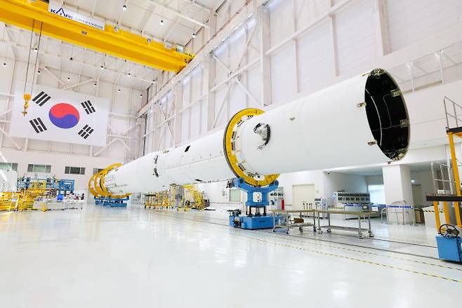 8월 28일 전남 고흥 나로우주센터에서 촬영한 누리호 4차 발사체. 1단과 2단이 결합돼 수평으로 누워 있다. 한국항공우주연구원 제공