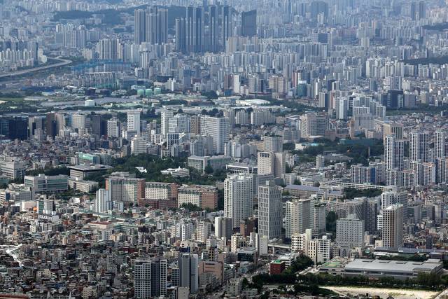 서울 송파구 롯데월드타워 전망대 서울스카이에서 바라본 서울 아파트 및 빌라 단지. [연합뉴스 제공]