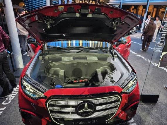 IAA 모빌리티 2025 공식 개막 전날 밤인 7일(현지시간) 독일 뮌헨 아포테켄호프에서 열린 '벤츠 월드 프리미어 행사장'에서 세계 최초로 공개된 순수전기차 GLC의 내부 모습. 사진=김학재기자