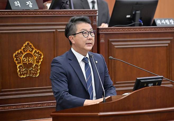 김현수 강릉시의회 의원이 8일 열린 임시회 제1차 본회의 10분 발언을 통해 도암댐 활용 방안에 대해 제언하고 있다. 강릉시의회 제공