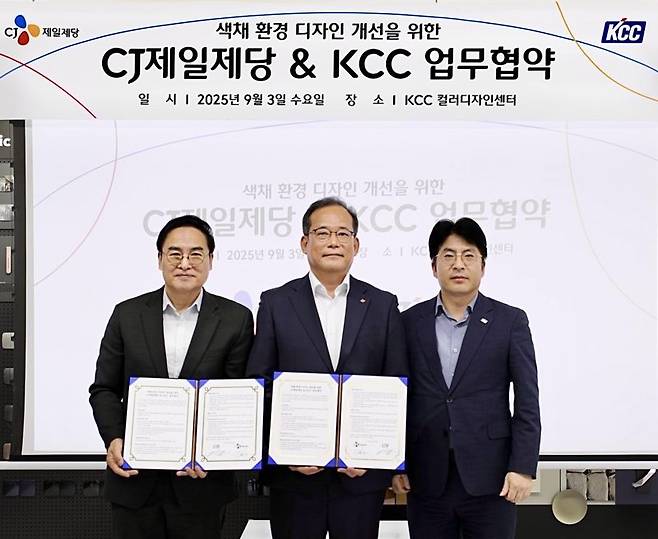 지난 3일 서울 서초구의 KCC컬러디자인센터에서 열린 '색채 환경 디자인 개선을 위한 업무협약(MOU)'식에서 김태호 CJ제일제당 안전경영실장(부사장·가운데)과 맹희재 KCC 컬러디자인센터장(왼쪽), 함성수 KCC 유통도료 사업부장이 기념촬영을 하고 있다. CJ제일제당 제공