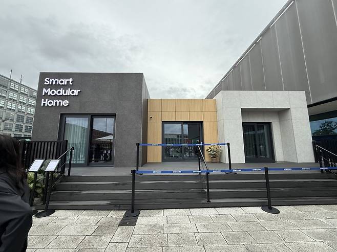 독일 베를린에서 진행되는 IFA 2025 전시장에 삼성전자가 AI 홈 기술을 기반으로 한 '스마트 모듈러 홈 솔루션' 체험관을 마련했다. 사진=임수빈 기자