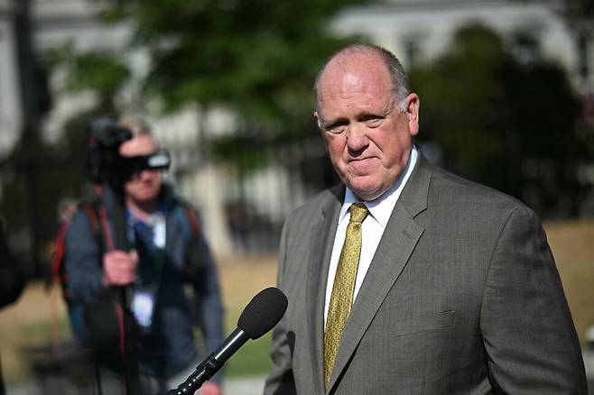 도널드 트럼프 행정부의 ‘국경차르’ 톰 호먼이 28일 워싱턴디시 백악관에서 나오는 길에 기자들의 질문을 받고 있다. 워싱턴디시/AFP연합뉴스