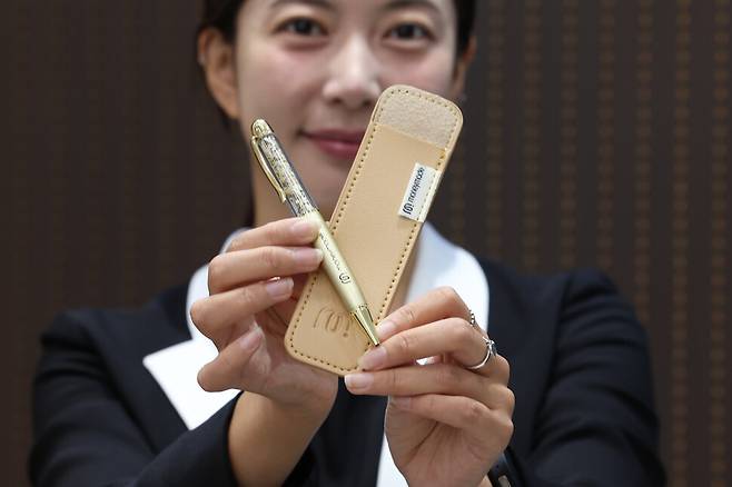 8일 오전 서울 마포구 한국조폐공사 화폐제품판매관에서 모델이 ‘황금볼펜 에디션’을 선보이고 있다. 최현수 기자 emd@hani.co.kr