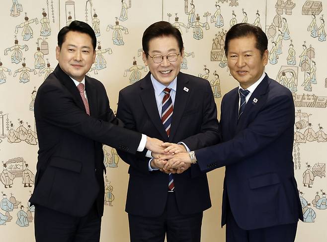 이재명 대통령이 8일 용산 대통령실에서 여야 지도부 오찬 회동에 참석한 더불어민주당 정청래 대표, 국민의힘 장동혁 대표와 기념촬영을 하고 있다. 대통령실통신사진기자단