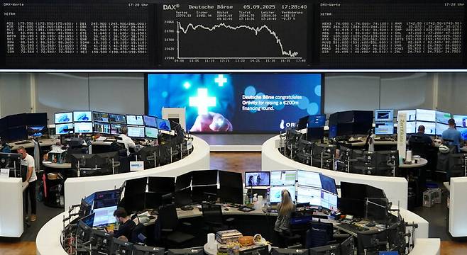 지난 5일 독일 프랑크푸르트의 증권거래소 모습. 로이터 연합뉴스